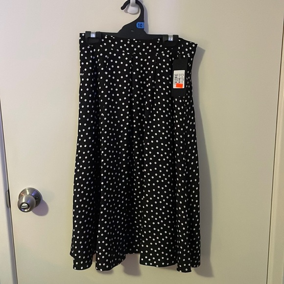 Portmans Dresses & Skirts - 50’s Style Flowy Black Pleated Skirt with Spot Pattern